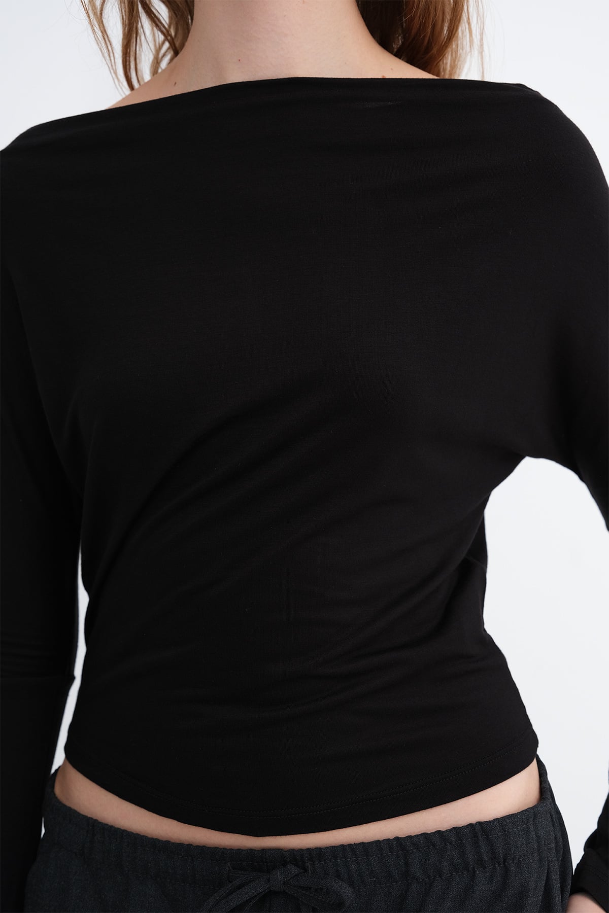 Black_Kayık-Yaka-Basic-Bluz-B1888-addax