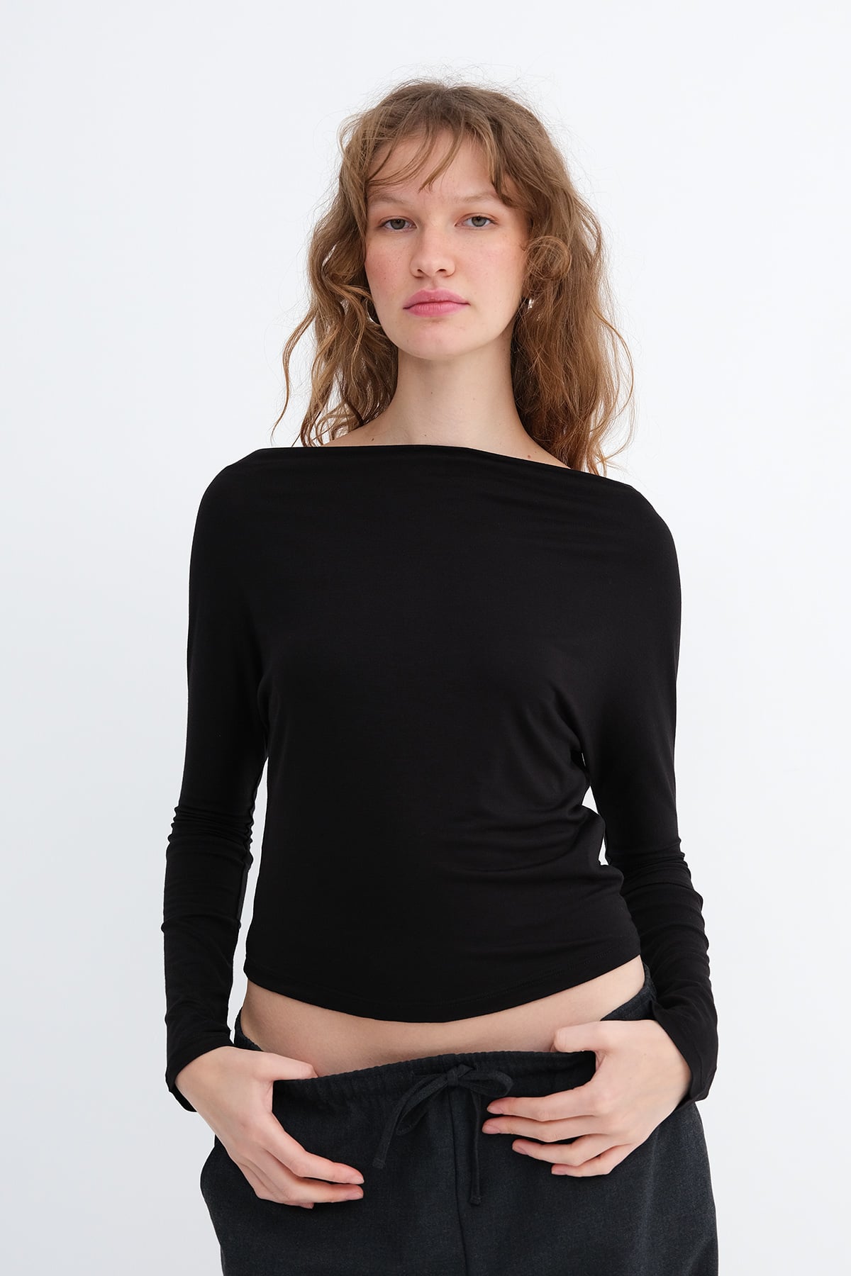 Black_Kayık-Yaka-Basic-Bluz-B1888-addax