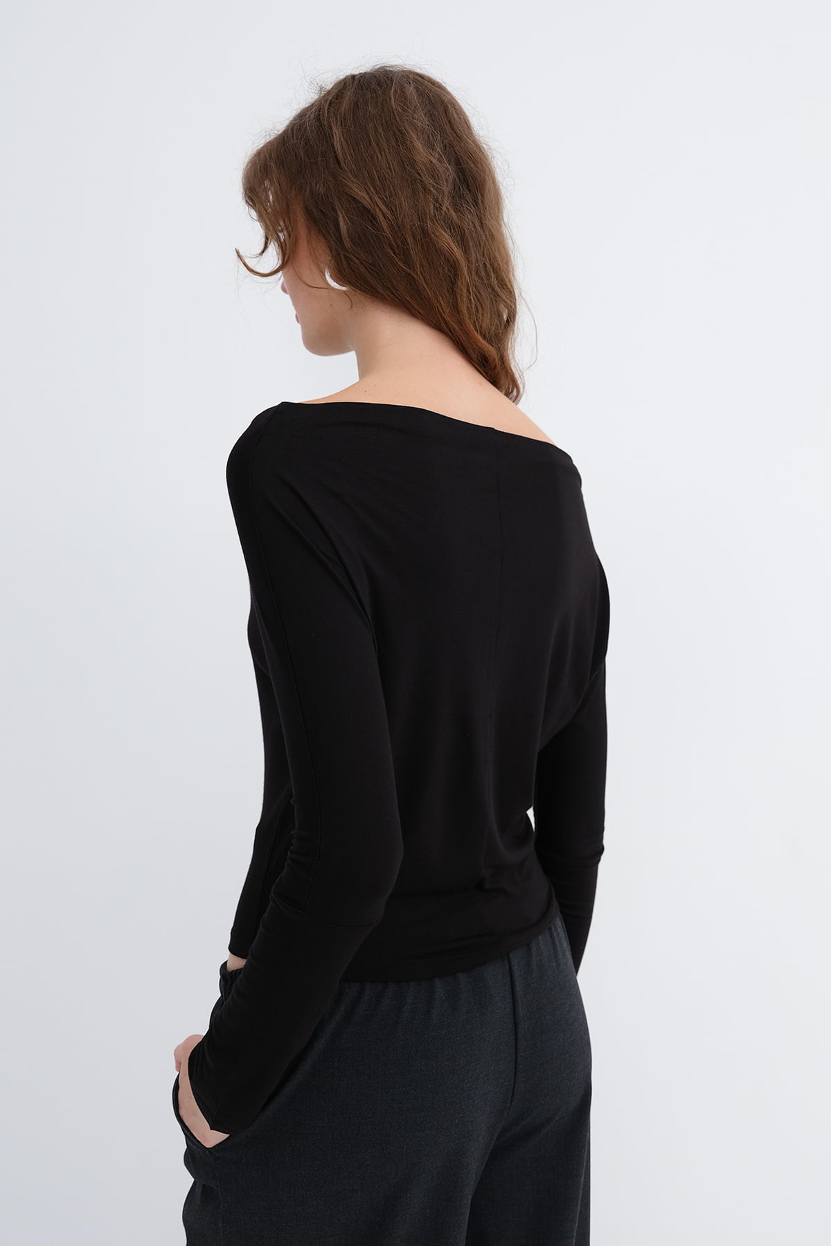 Black_Kayık-Yaka-Basic-Bluz-B1888-addax