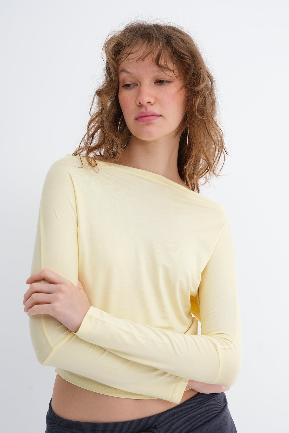 Light-Yellow_Kayık-Yaka-Basic-Bluz-B1888-addax