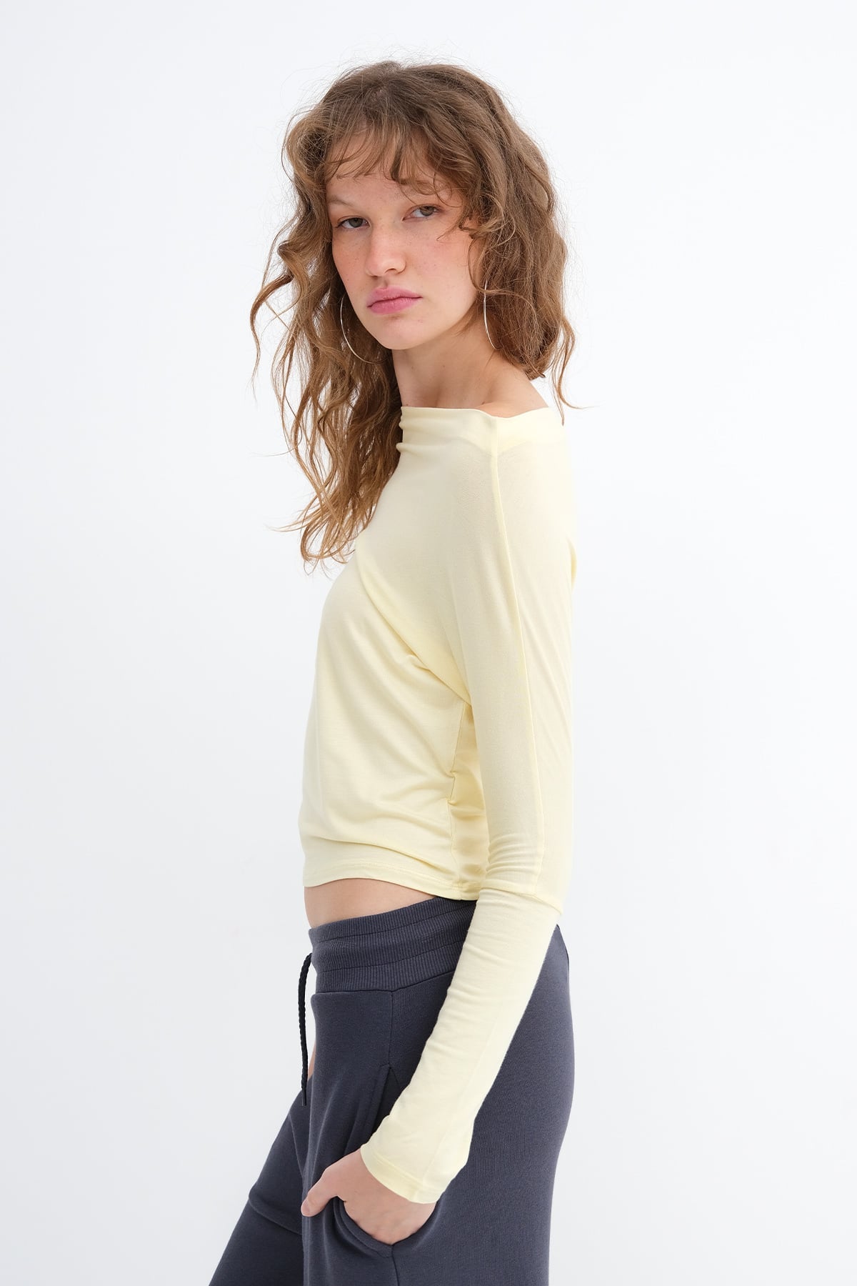 Light-Yellow_Kayık-Yaka-Basic-Bluz-B1888-addax