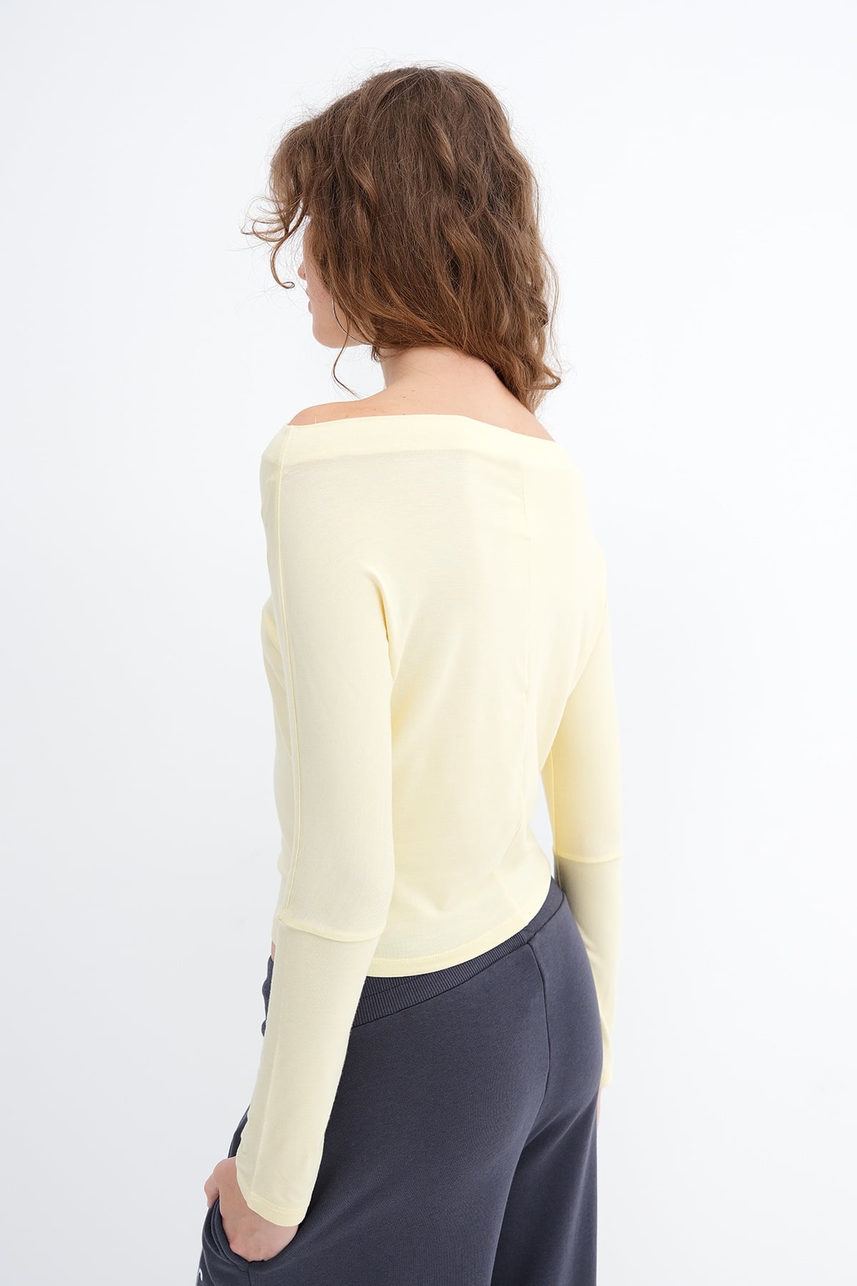Light-Yellow_Kayık-Yaka-Basic-Bluz-B1888-addax