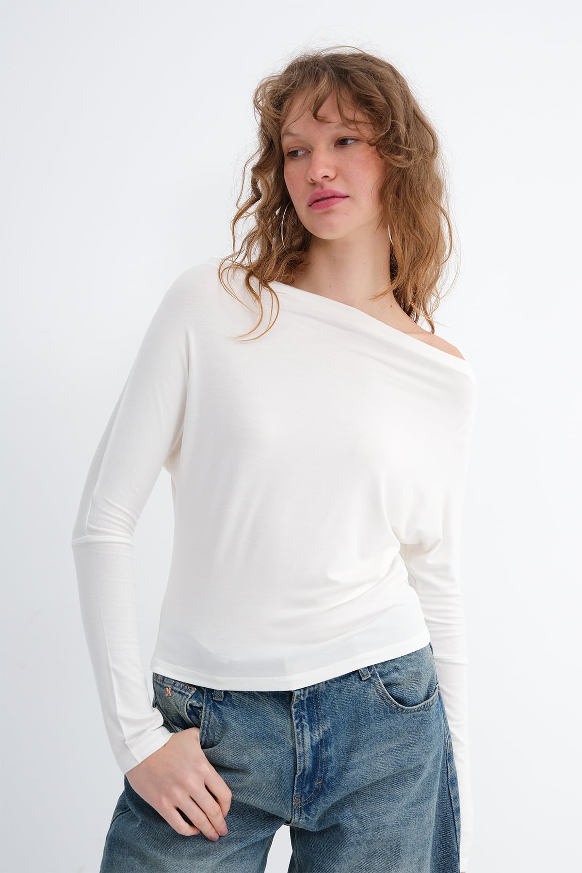 Ecru_Kayık-Yaka-Basic-Bluz-B1888-addax