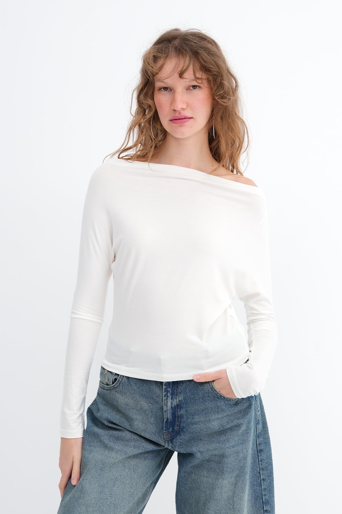 Ecru_Kayık-Yaka-Basic-Bluz-B1888-addax