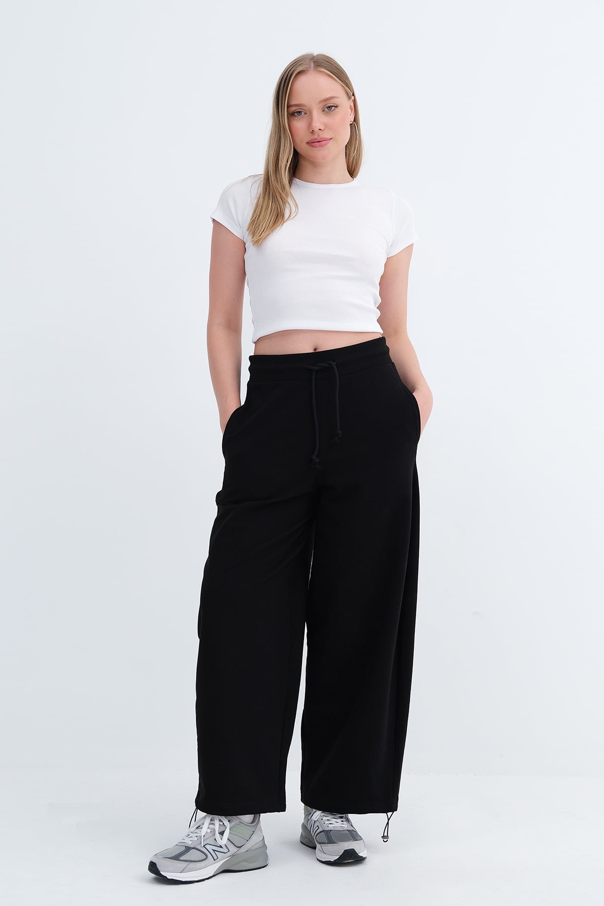 Black_Elastic-Hem-Sweatpants-addax