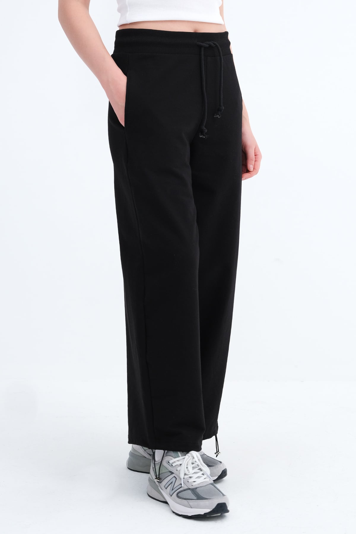 Black_Elastic-Hem-Sweatpants-addax