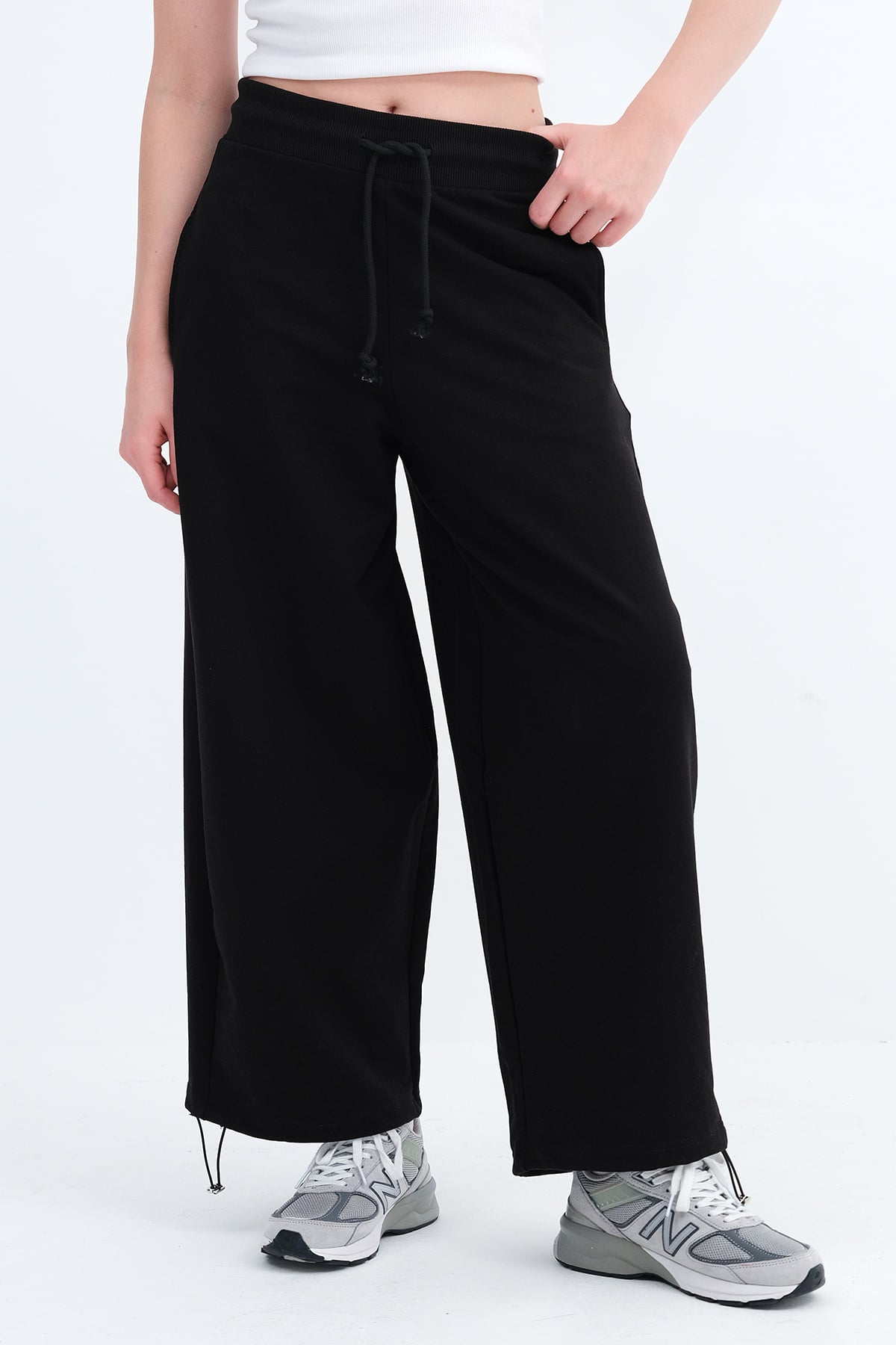 Black_Elastic-Hem-Sweatpants-addax