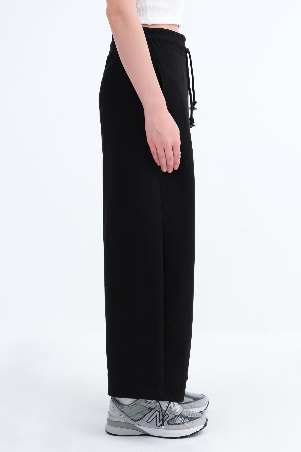 Black_Elastic-Hem-Sweatpants-addax