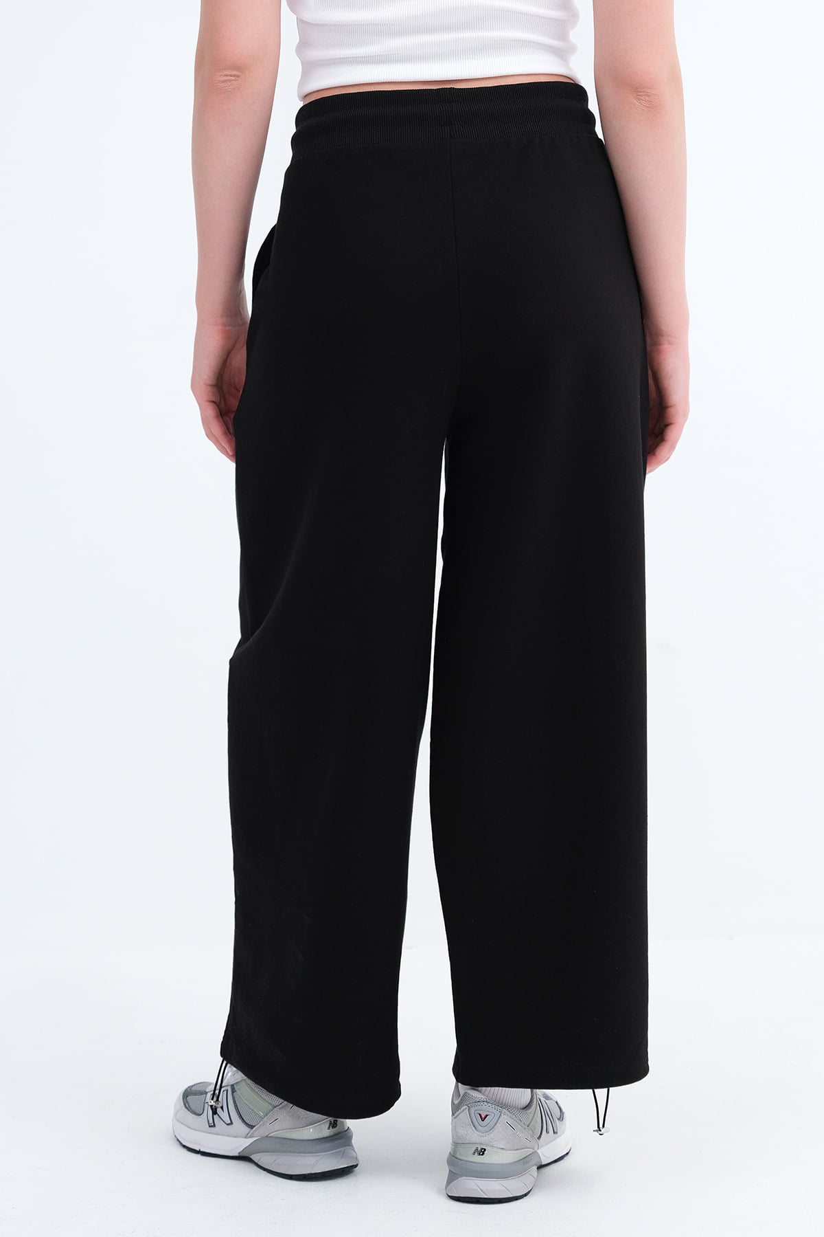 Black_Elastic-Hem-Sweatpants-addax