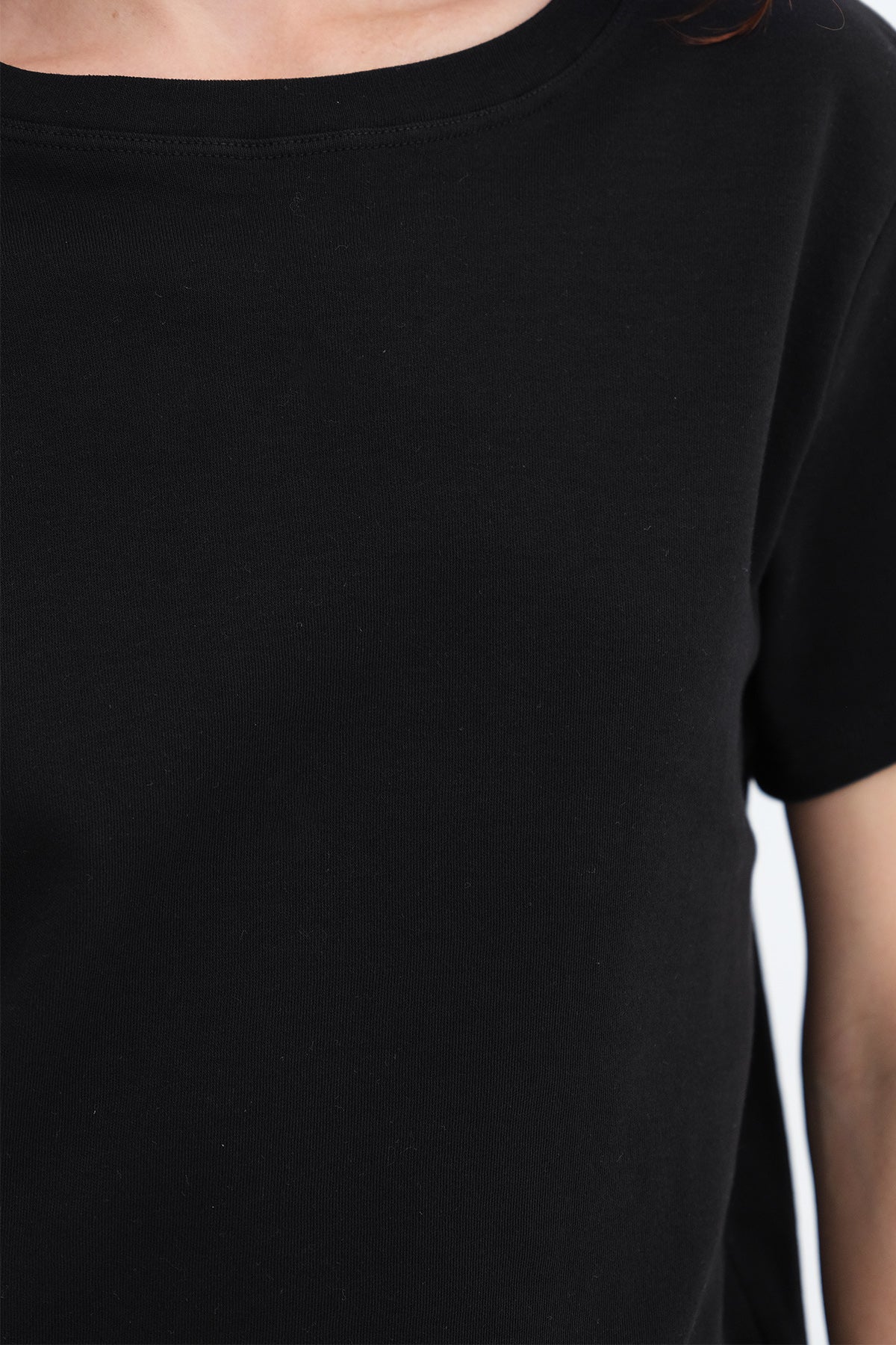 Black_Crew-Neck-Basic-T-shirt-addax