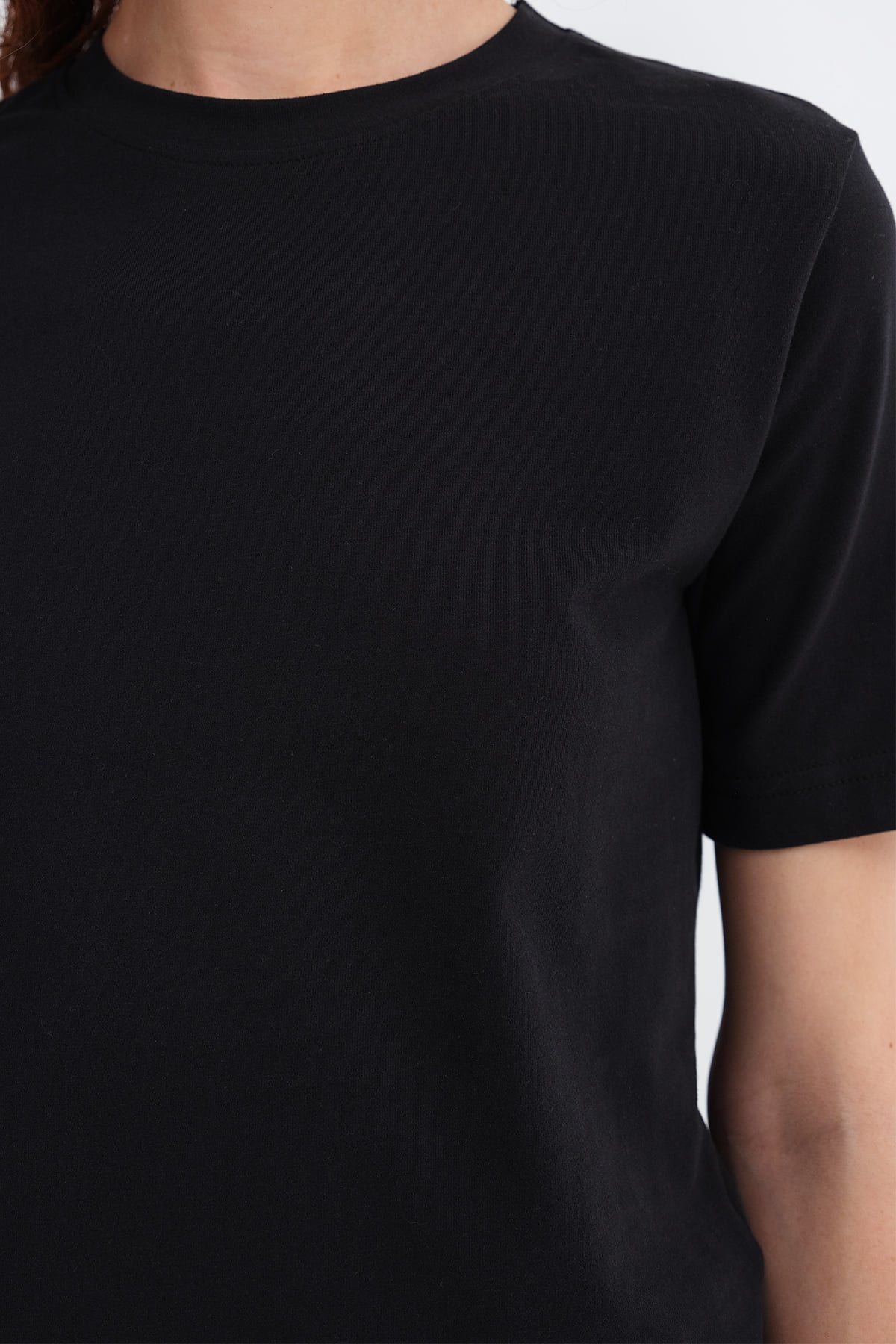 Black_Crew-Neck-Basic-T-shirt-addax