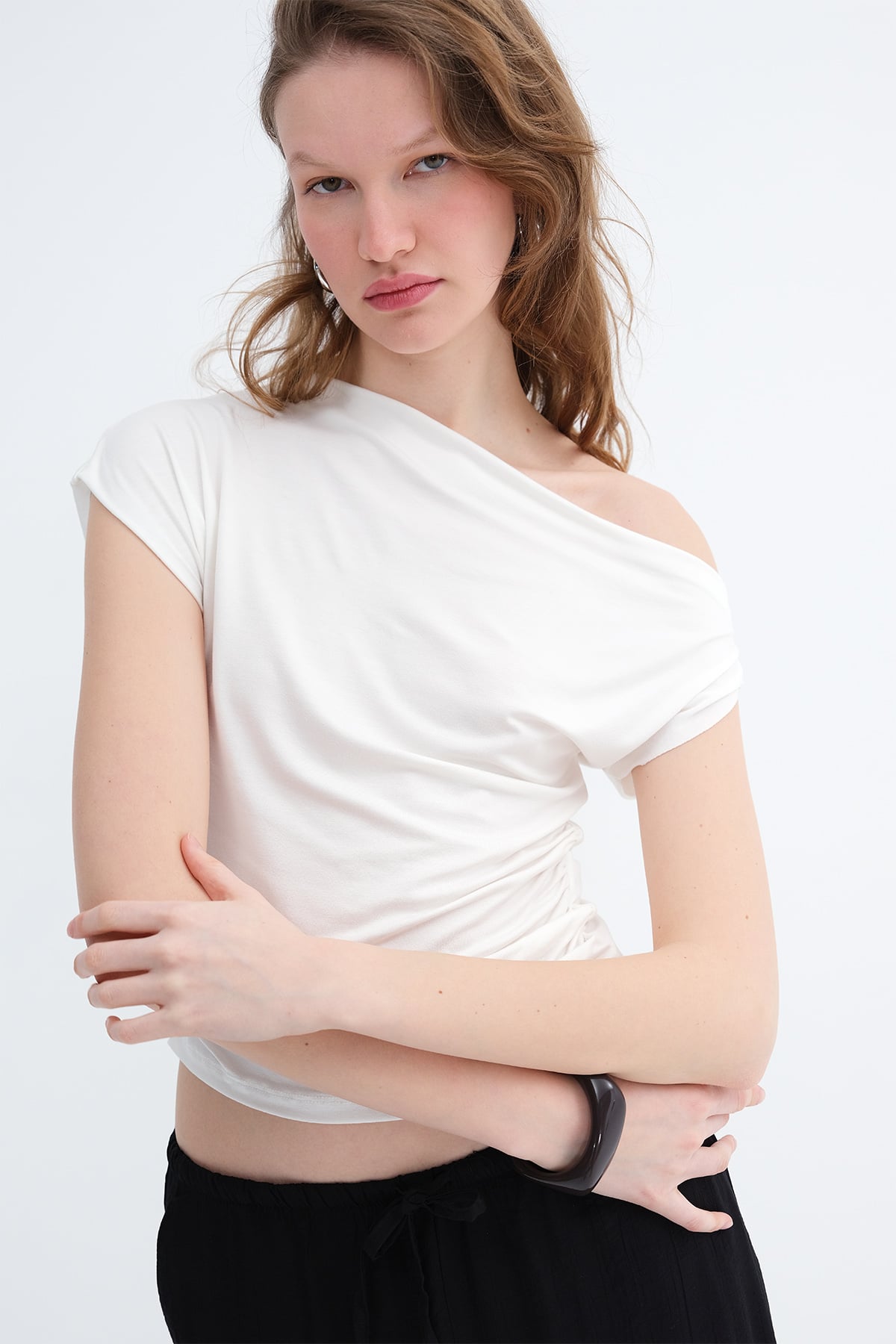 Ecru_Boat-Neck-Ruched-T-Shirt-addax