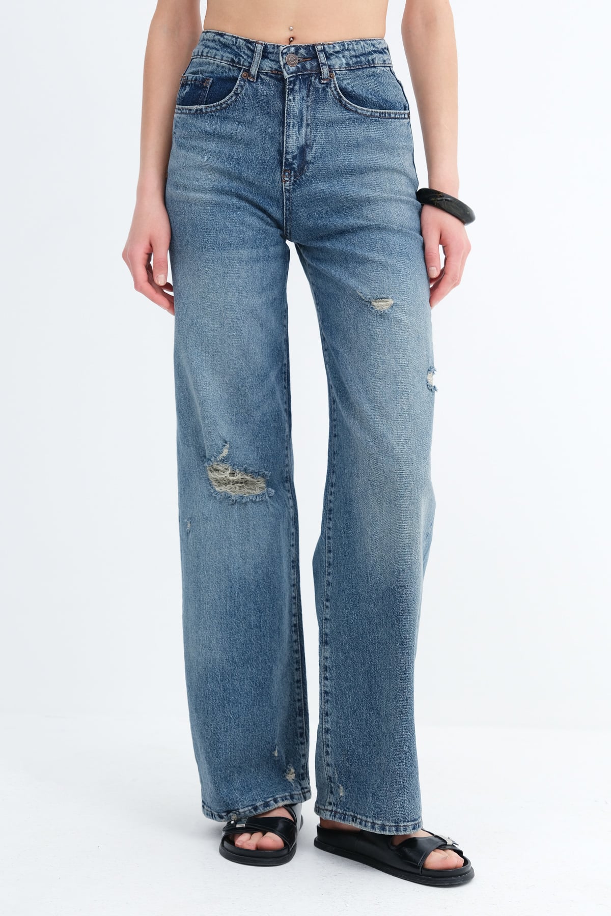 Light-Blue_Distressed-Jeans-addax