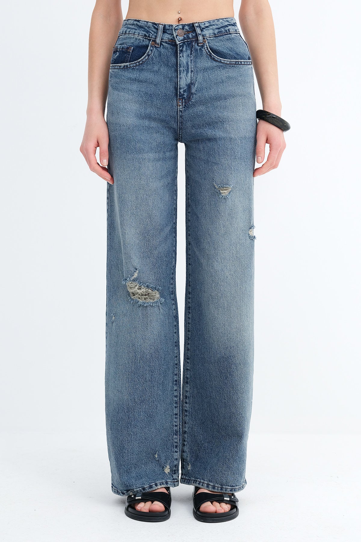 Light-Blue_Distressed-Jeans-addax