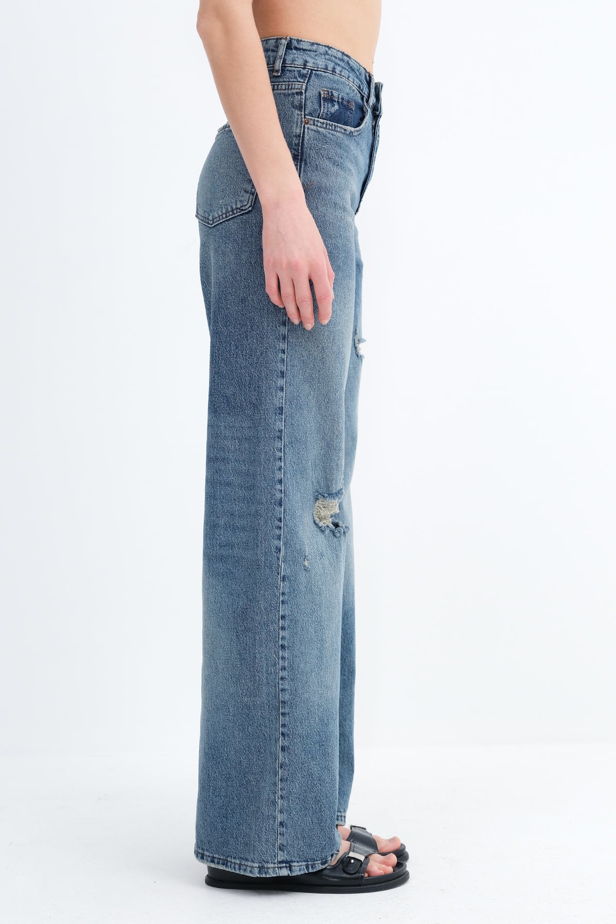 Light-Blue_Distressed-Jeans-addax