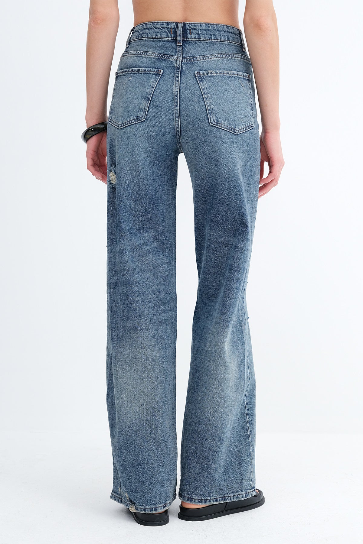 Light-Blue_Distressed-Jeans-addax