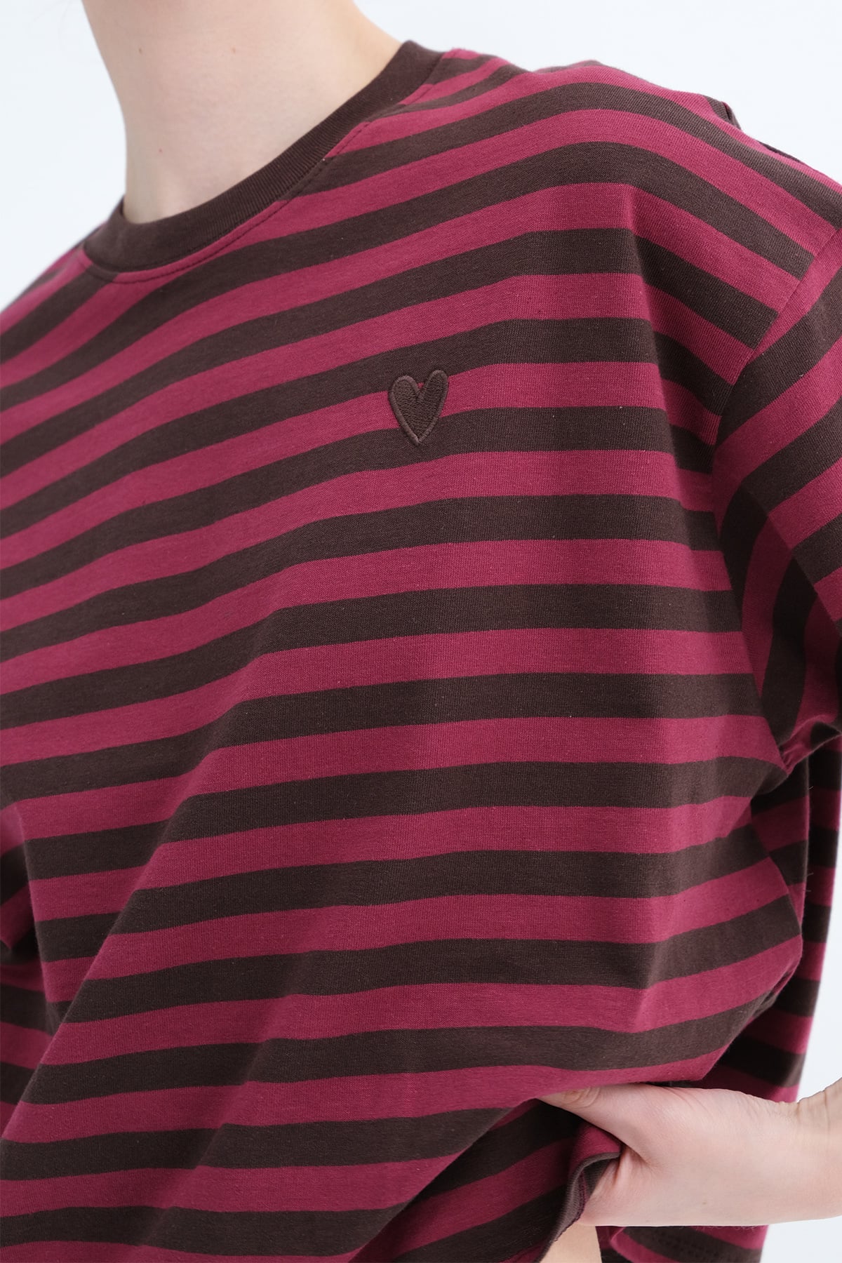Gardenia-Brown_Heart-Embroidered-Striped-T-Shirt-addax