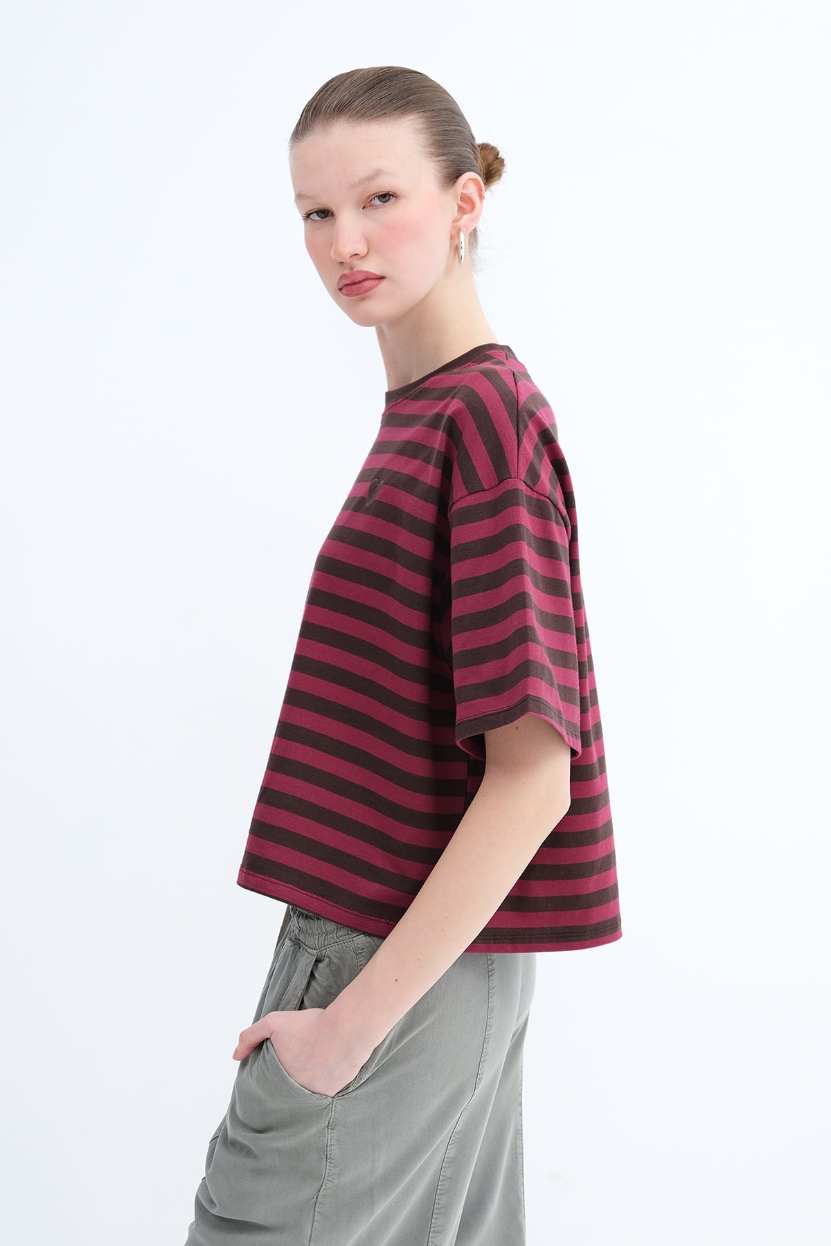 Gardenia-Brown_Heart-Embroidered-Striped-T-Shirt-addax