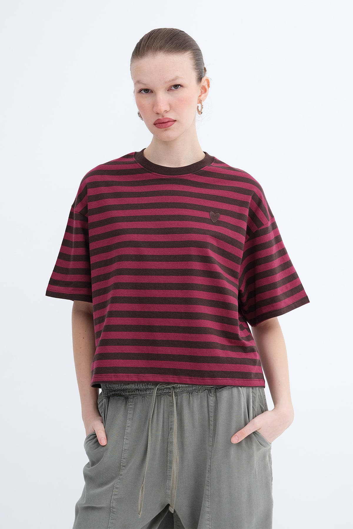 Gardenia-Brown_Heart-Embroidered-Striped-T-Shirt-addax