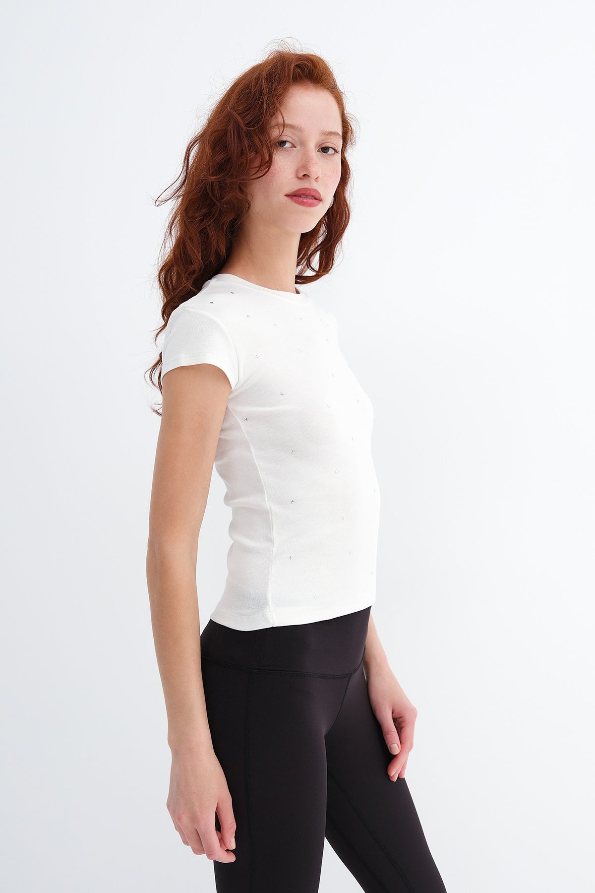 Ecru_Yıldız-Taşlı-T-shirt-P9026-addax
