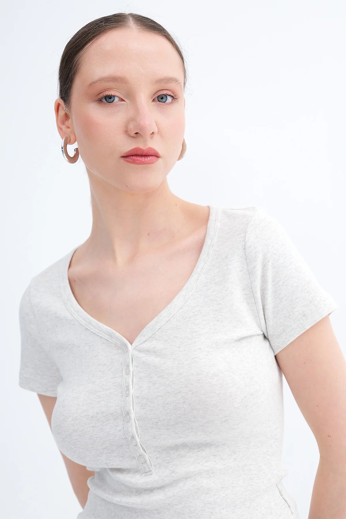 Snow-Melange_V-Neck-Buttoned-T-shirt-addax