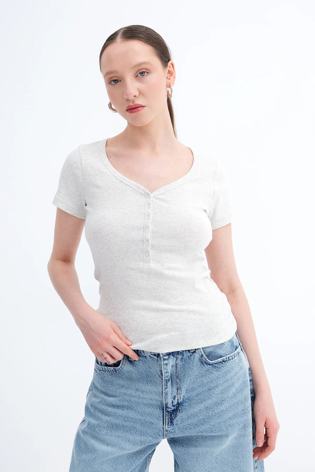 Snow-Melange_V-Neck-Buttoned-T-shirt-addax