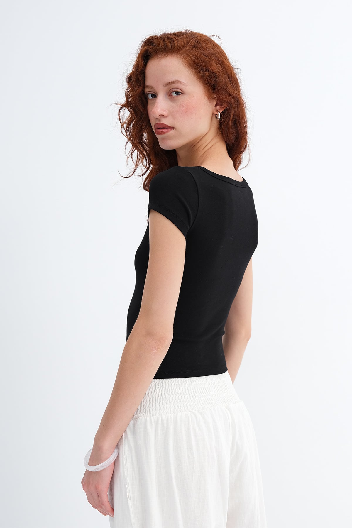 Black_Button-Detail-Basic-T-Shirt-addax