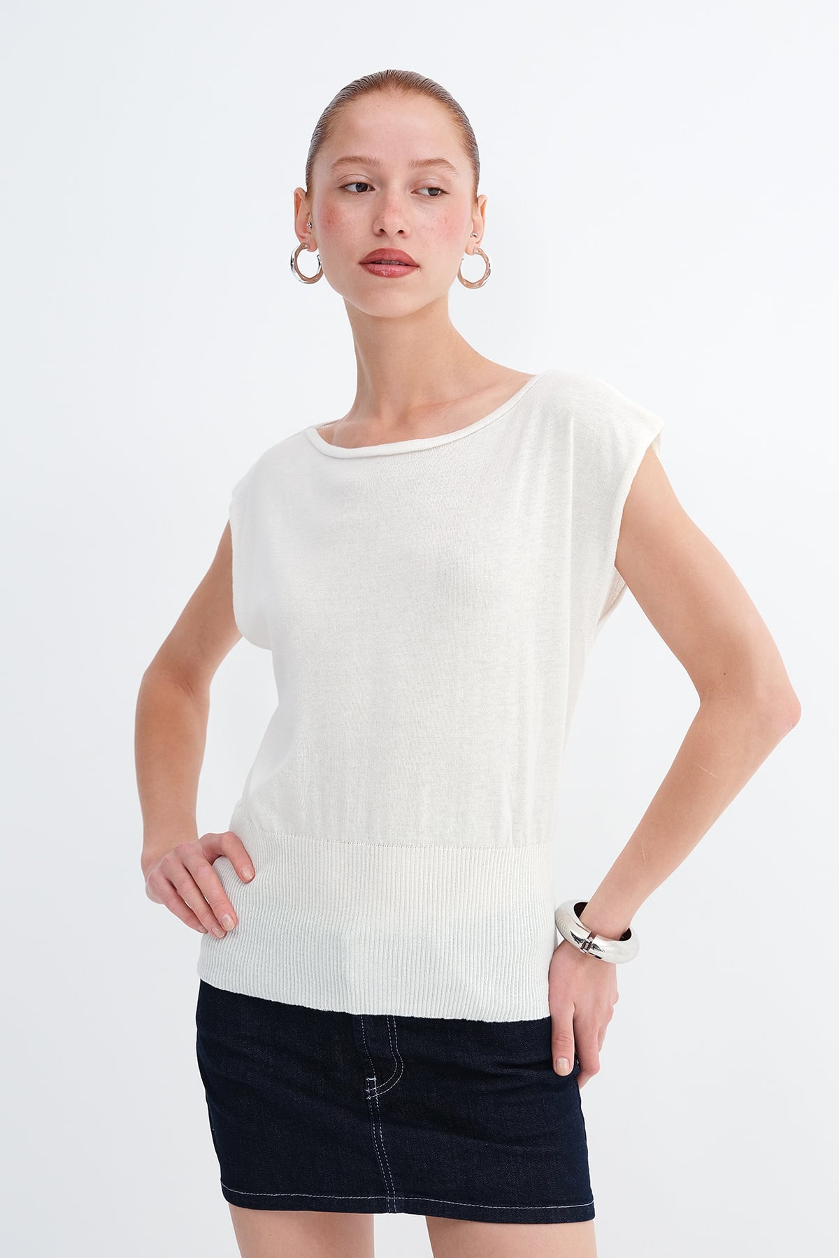 Ecru_Kayık-Yaka-Kolsuz-Triko-T061-addax