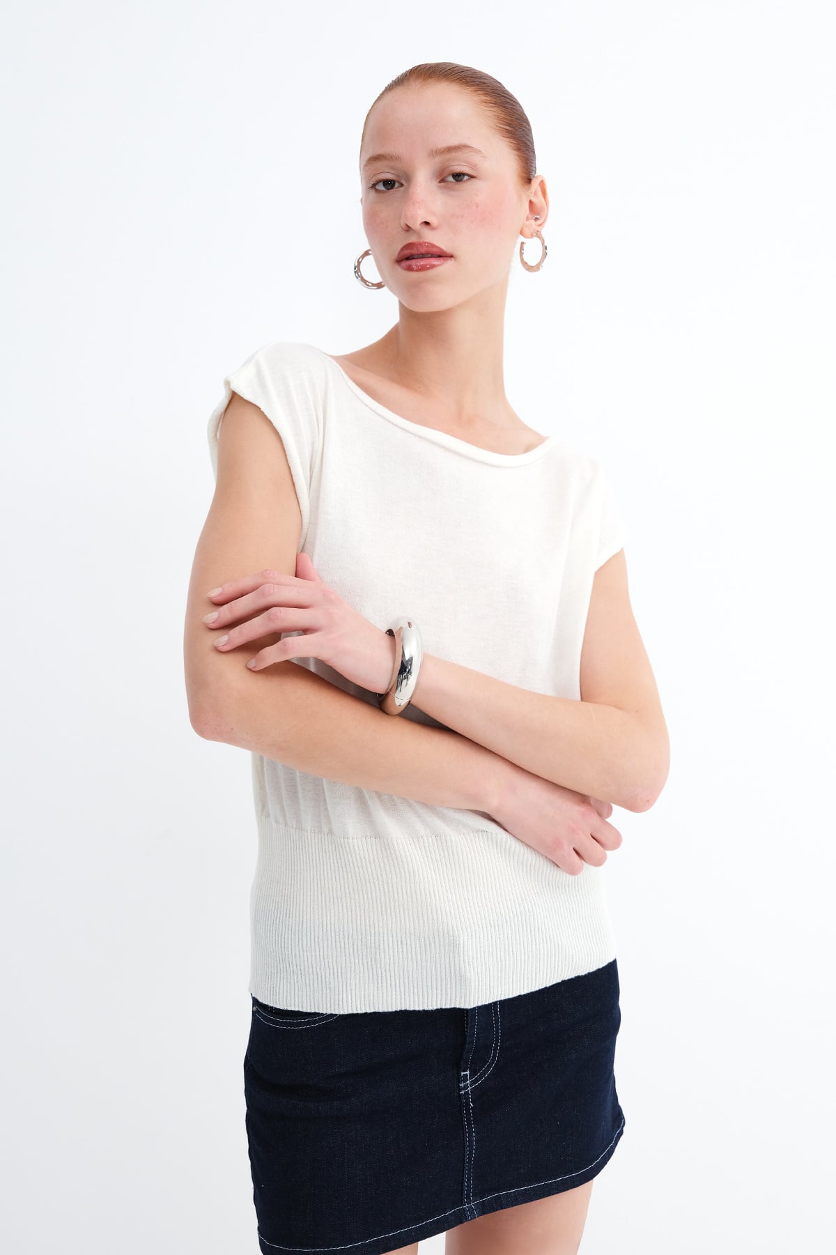 Ecru_Kayık-Yaka-Kolsuz-Triko-T061-addax
