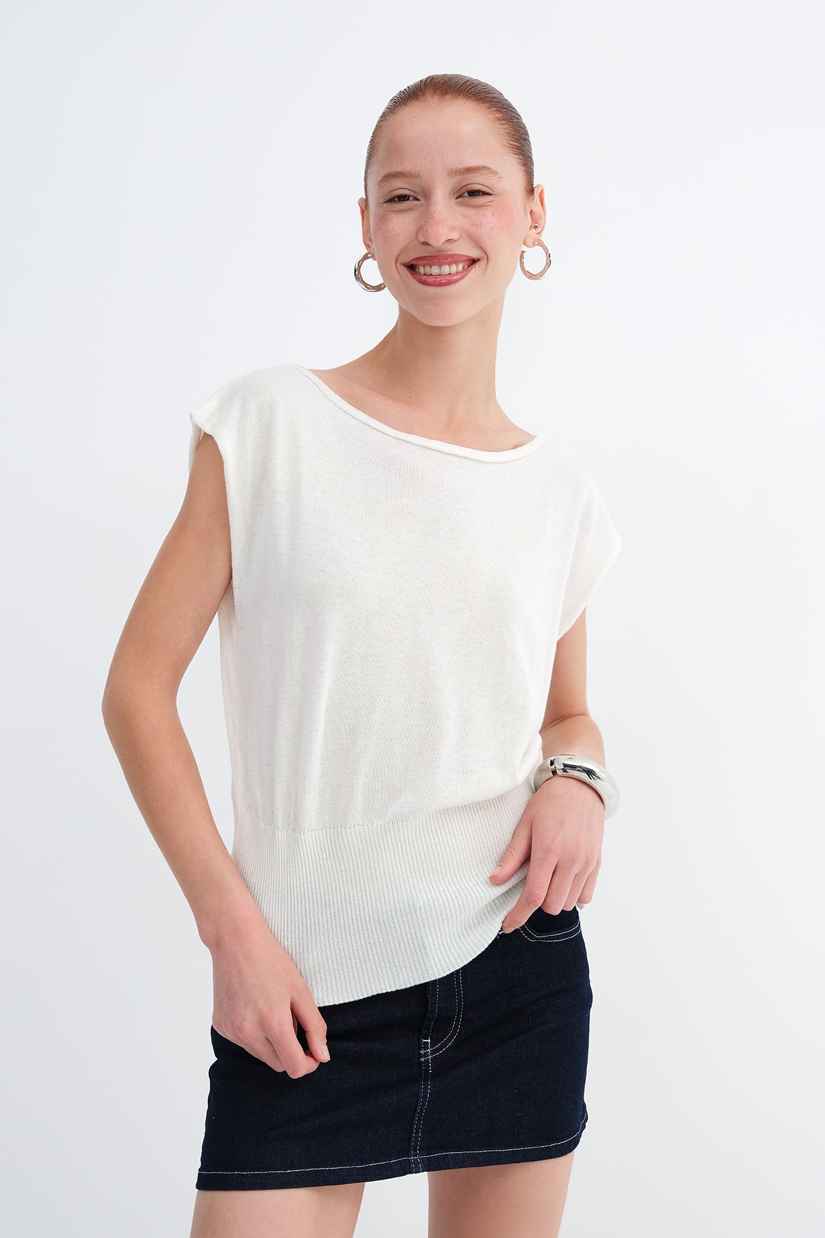 Ecru_Kayık-Yaka-Kolsuz-Triko-T061-addax