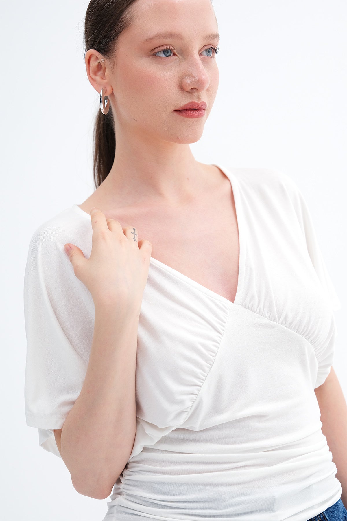 Ecru_V-Yaka-Büzgülü-Bluz-P0957-addax