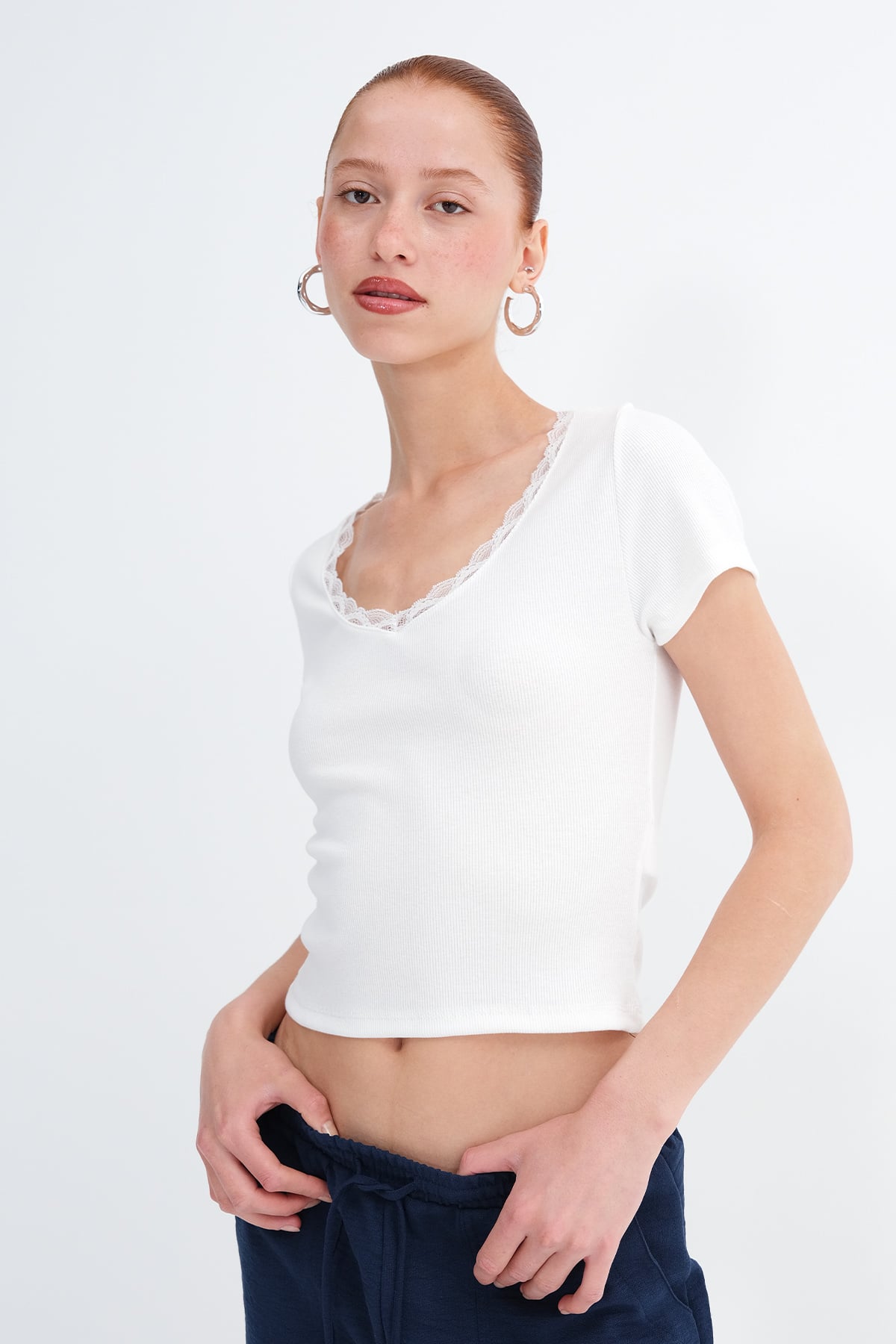 Ecru_Yakası-Dantelli-T-shirt-P19818-addax