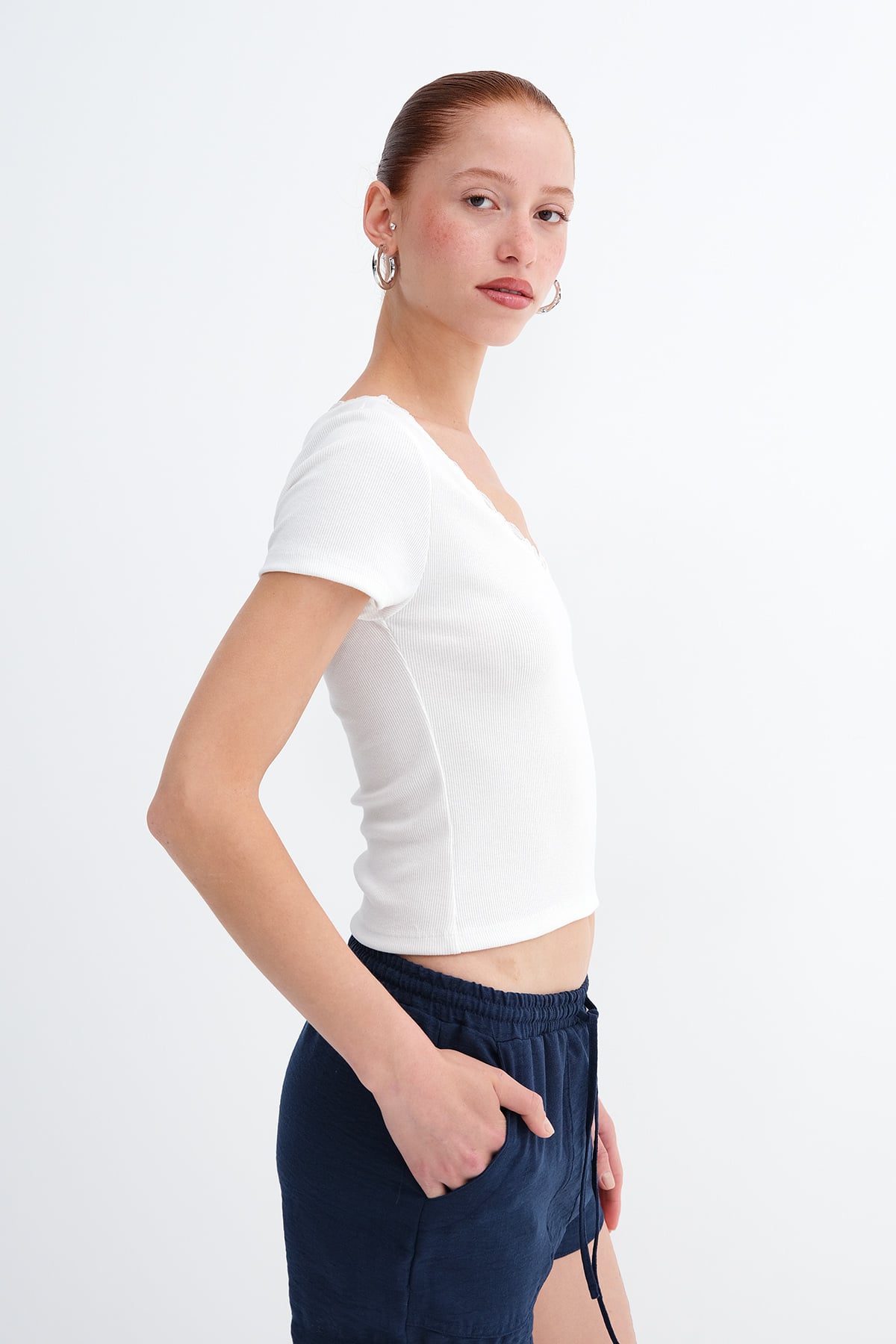 Ecru_Yakası-Dantelli-T-shirt-P19818-addax