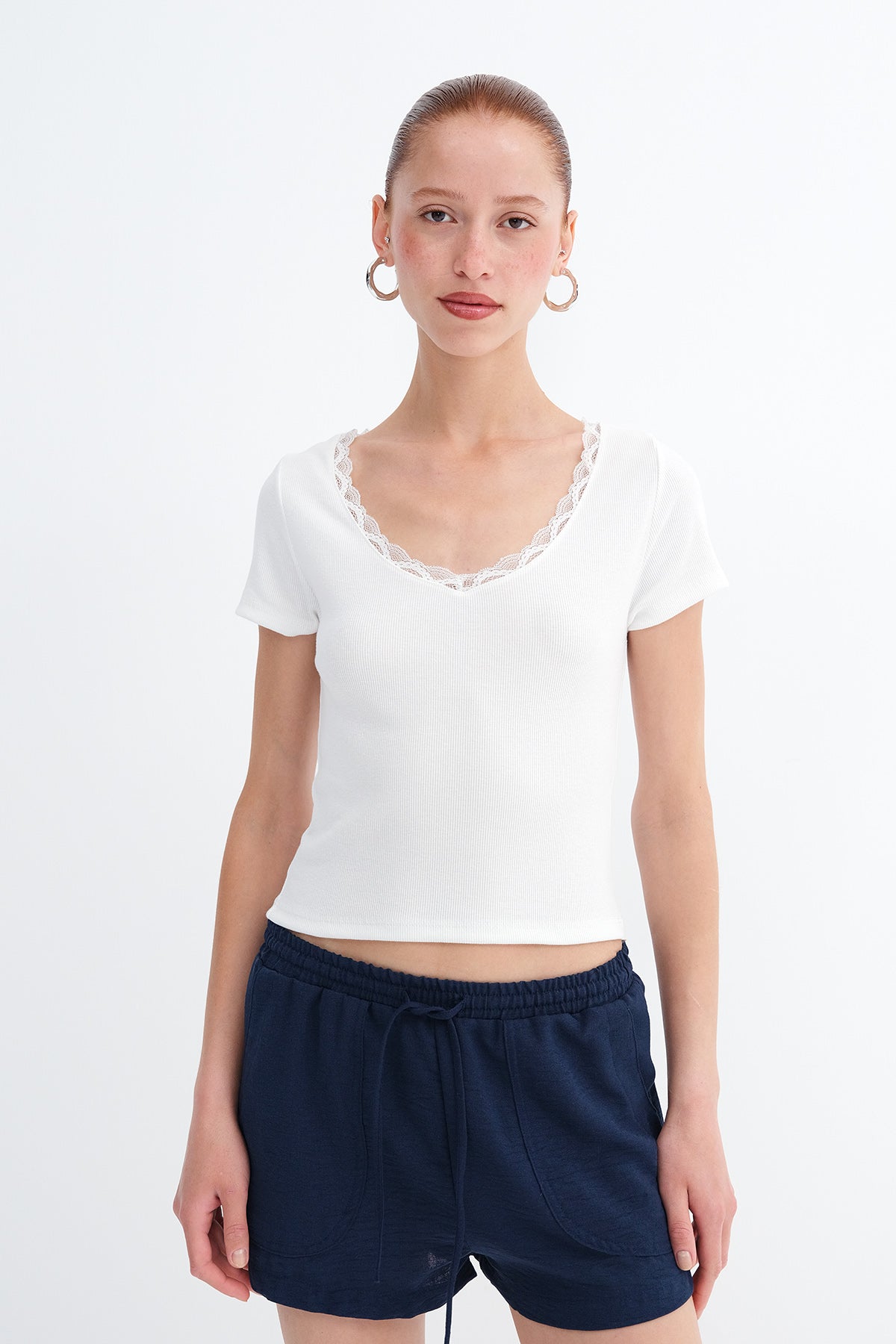 Ecru_Yakası-Dantelli-T-shirt-P19818-addax