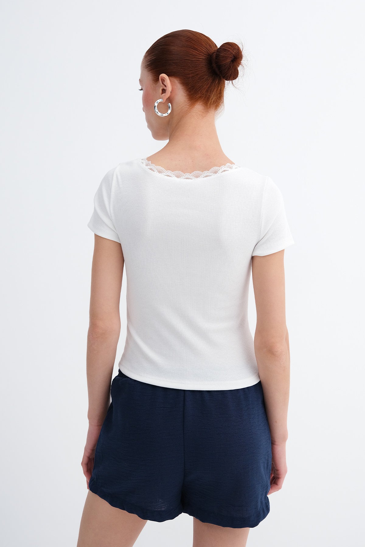 Ecru_Yakası-Dantelli-T-shirt-P19818-addax
