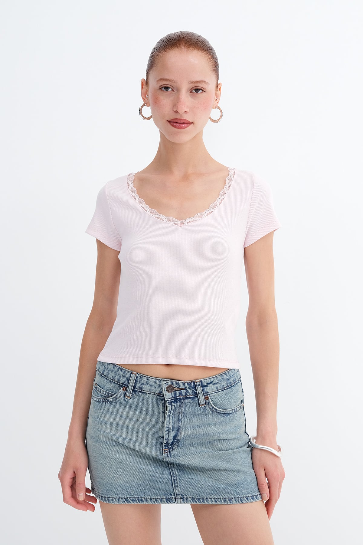 Sugar-Pink_Yakası-Dantelli-T-shirt-P19818-addax