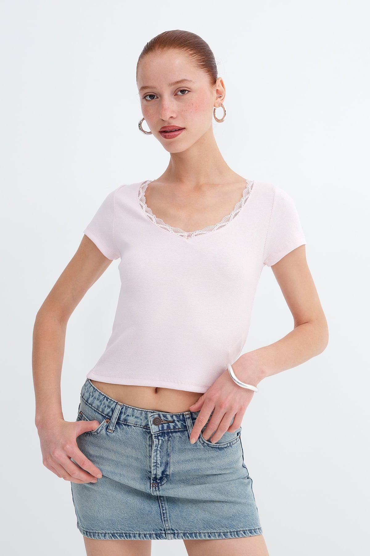 Sugar-Pink_Yakası-Dantelli-T-shirt-P19818-addax