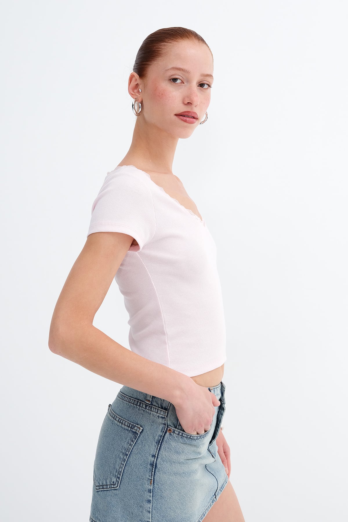 Sugar-Pink_Yakası-Dantelli-T-shirt-P19818-addax
