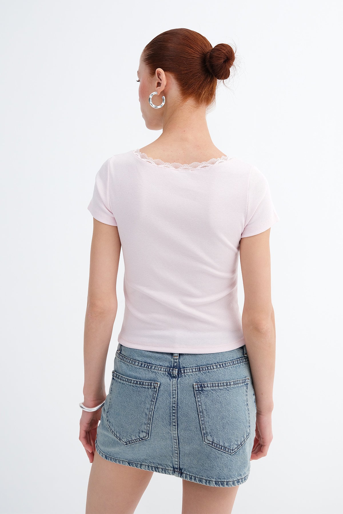 Sugar-Pink_Yakası-Dantelli-T-shirt-P19818-addax