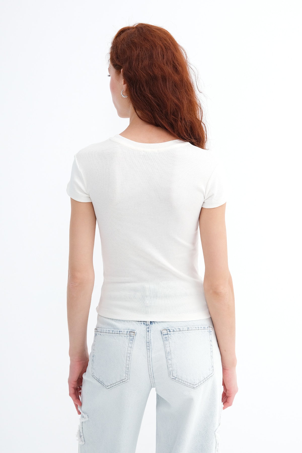 Ecru_Kısa-Kollu-Taşlı-T-shirt-P9039-addax