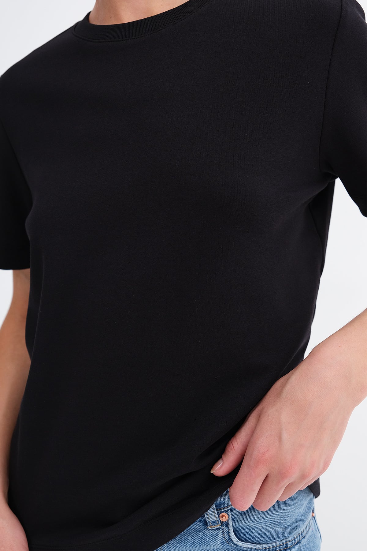 Black_Crew-Neck-Basic-T-Shirt-addax
