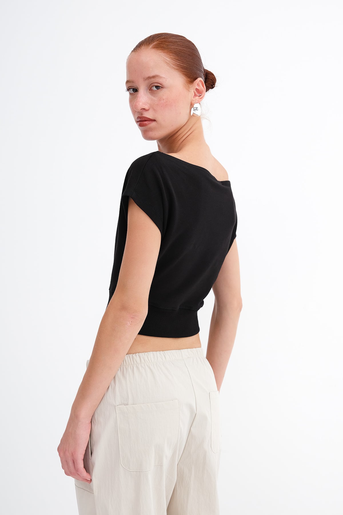 Black_Boat-Neck-Crop-T-Shirt-addax