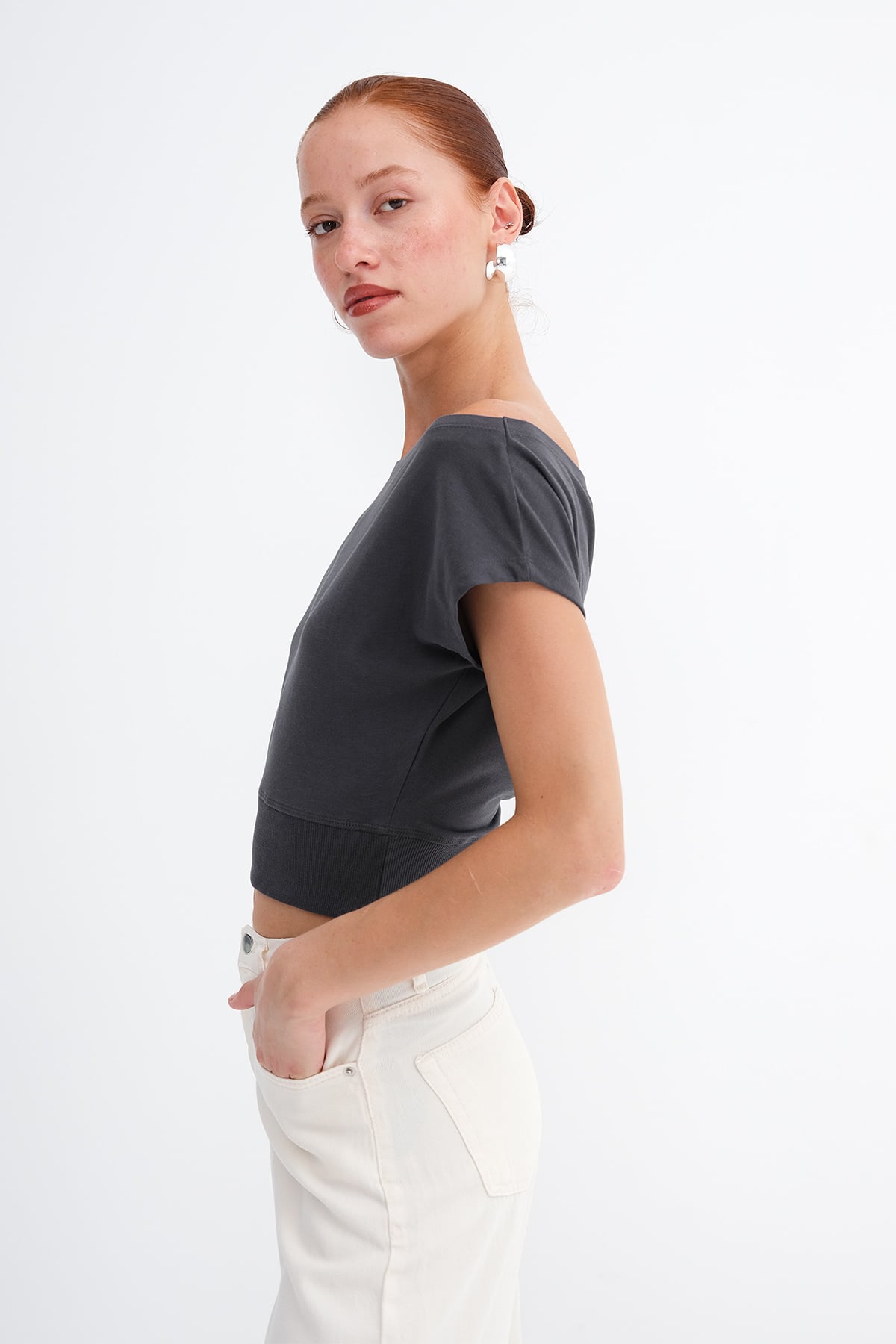 L.Charcoal_Boat-Neck-Crop-T-Shirt-addax