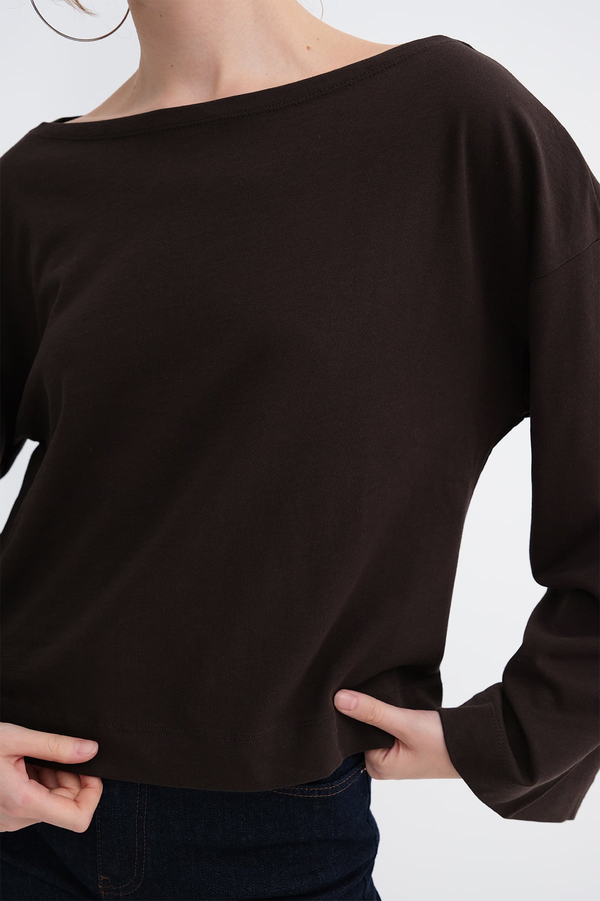 Bitter-Coffee_Off-Shoulder-Long-Sleeve-Basic-T-shirt-addax