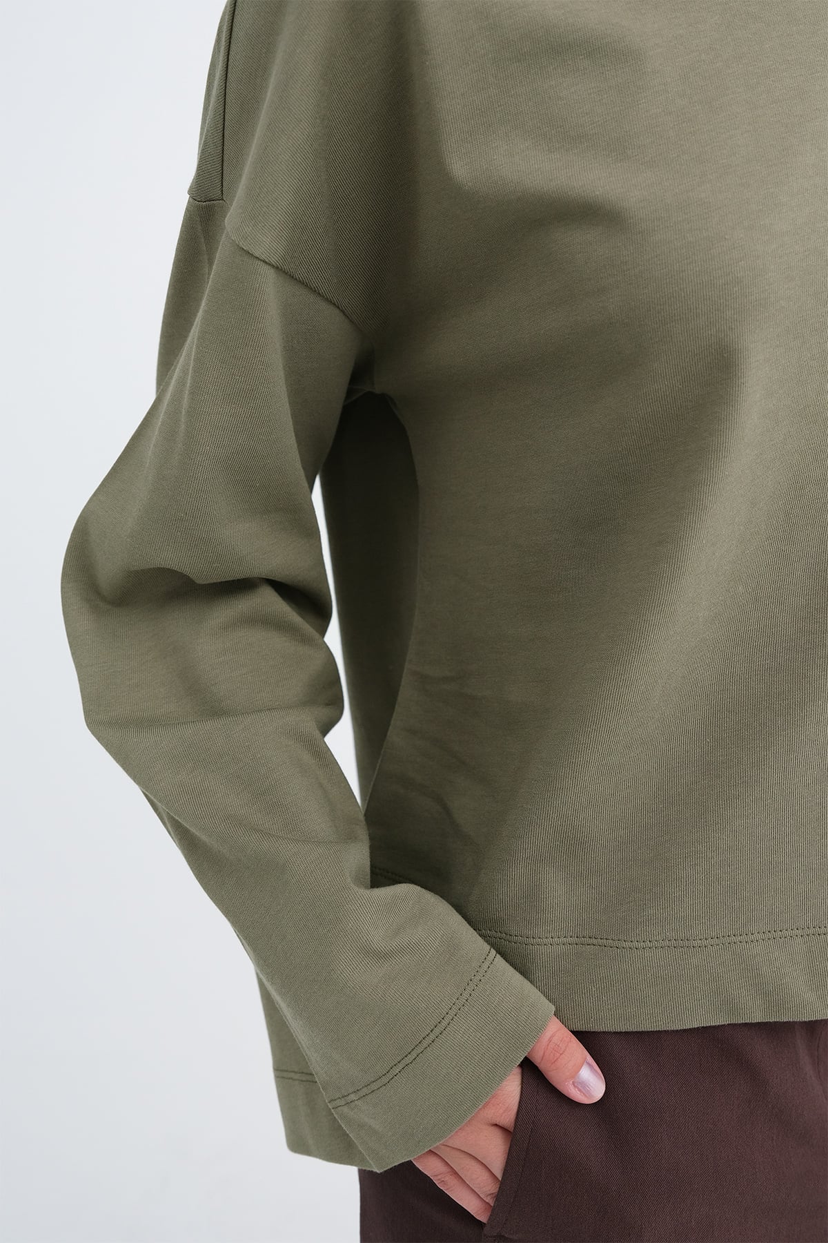 Laurel_Off-Shoulder-Long-Sleeve-Basic-T-shirt-addax