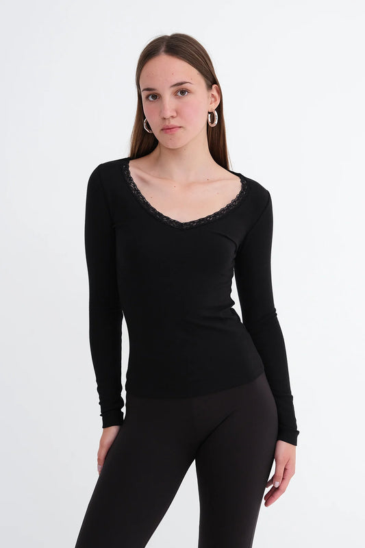 Black_Modal-Blouse-with-Lace- Collar-addax