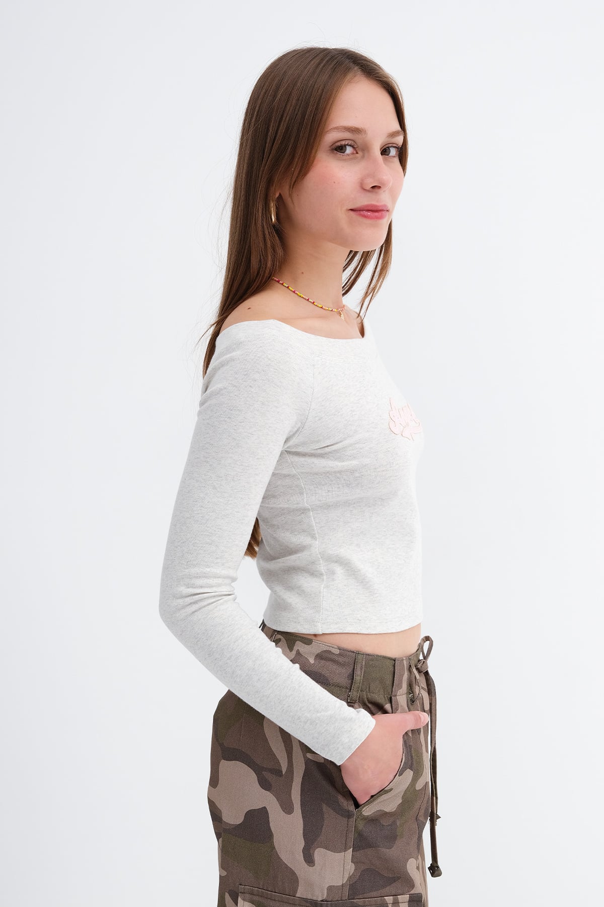 Snow-Melange_Text-Embroidered-Long-Sleeve-T-Shirt-addax