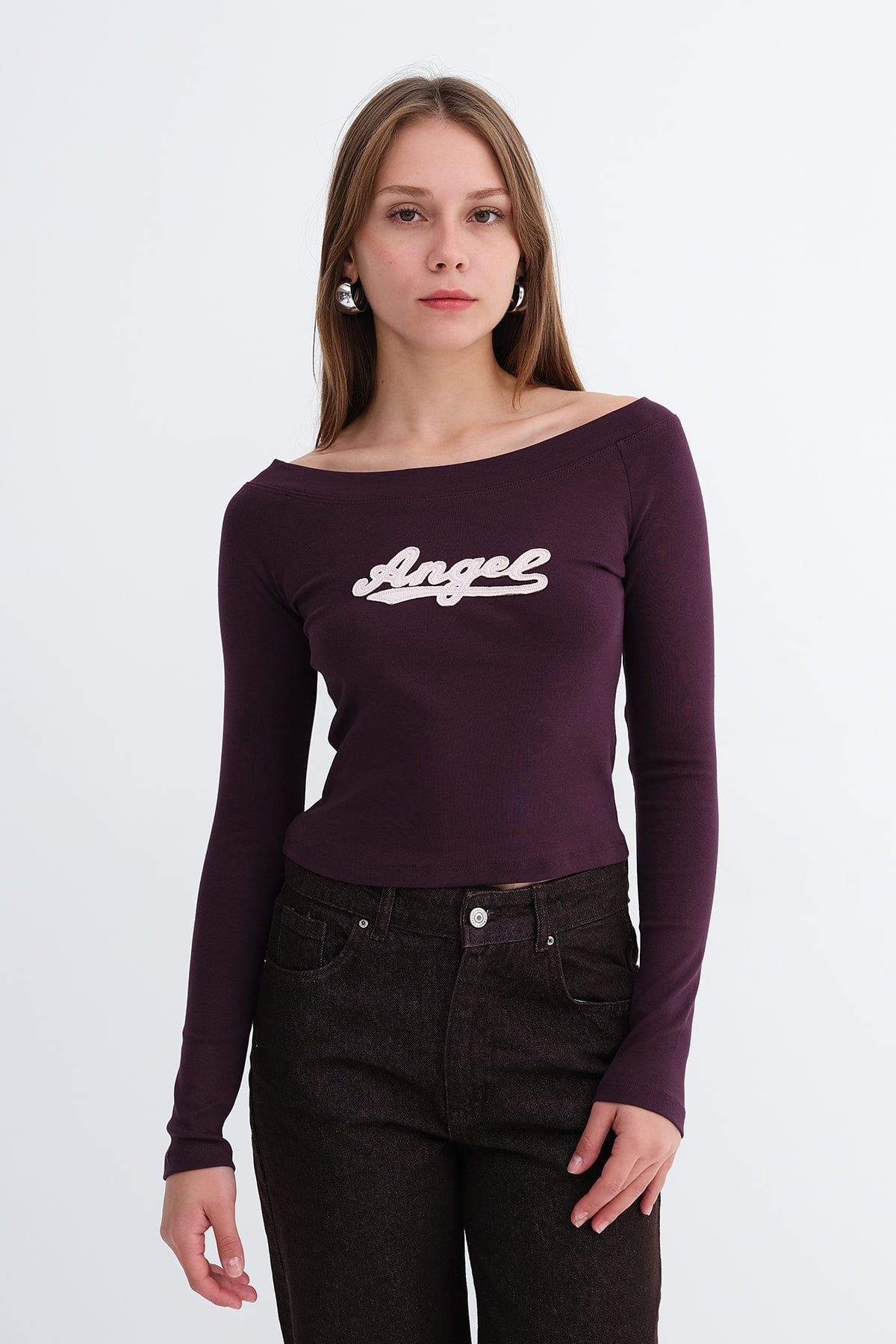 Gardenia_Text-Embroidered-Long-Sleeve-T-Shirt-addax