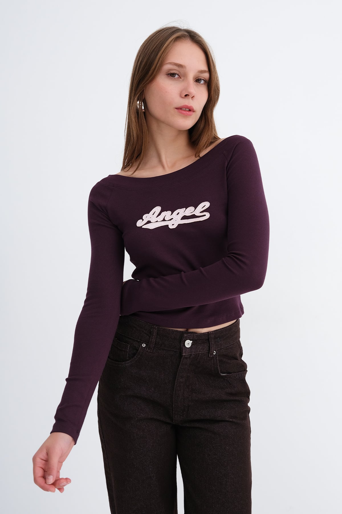 Gardenia_Text-Embroidered-Long-Sleeve-T-Shirt-addax