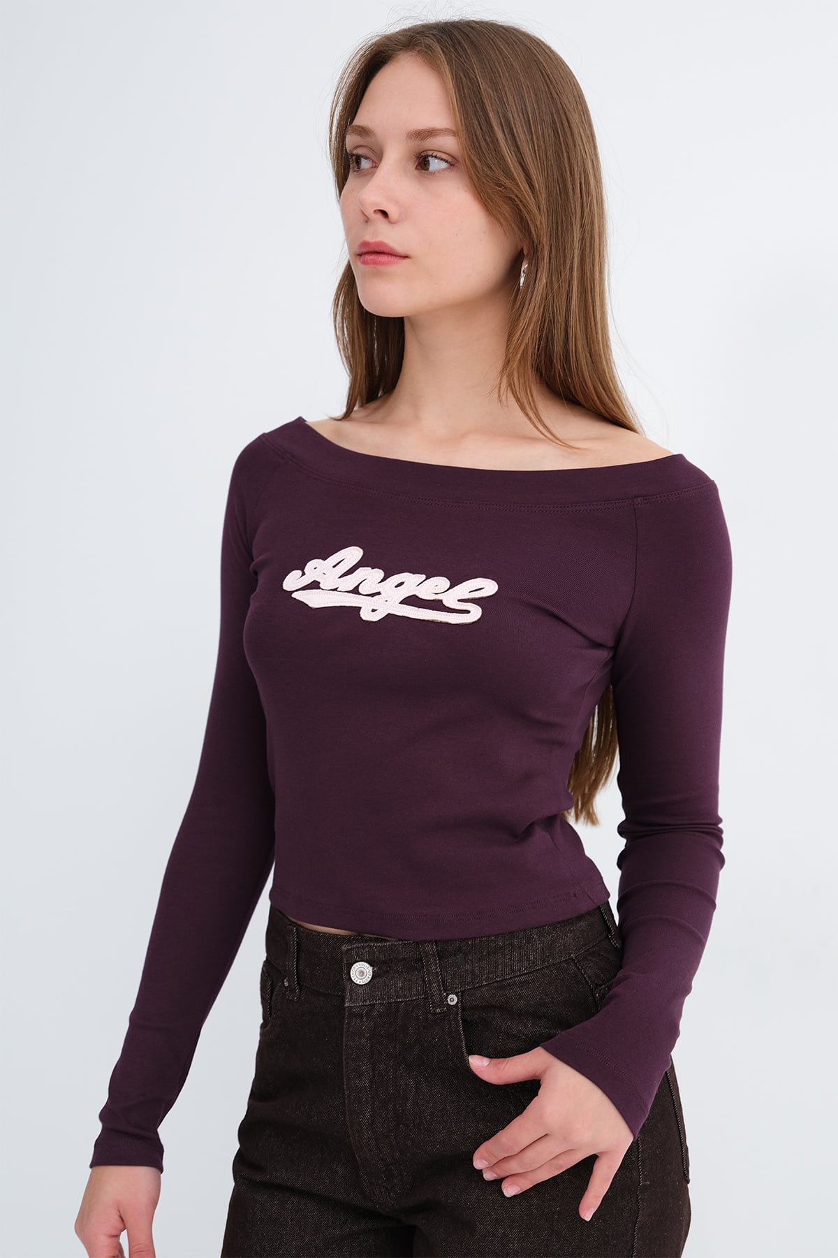 Gardenia_Text-Embroidered-Long-Sleeve-T-Shirt-addax